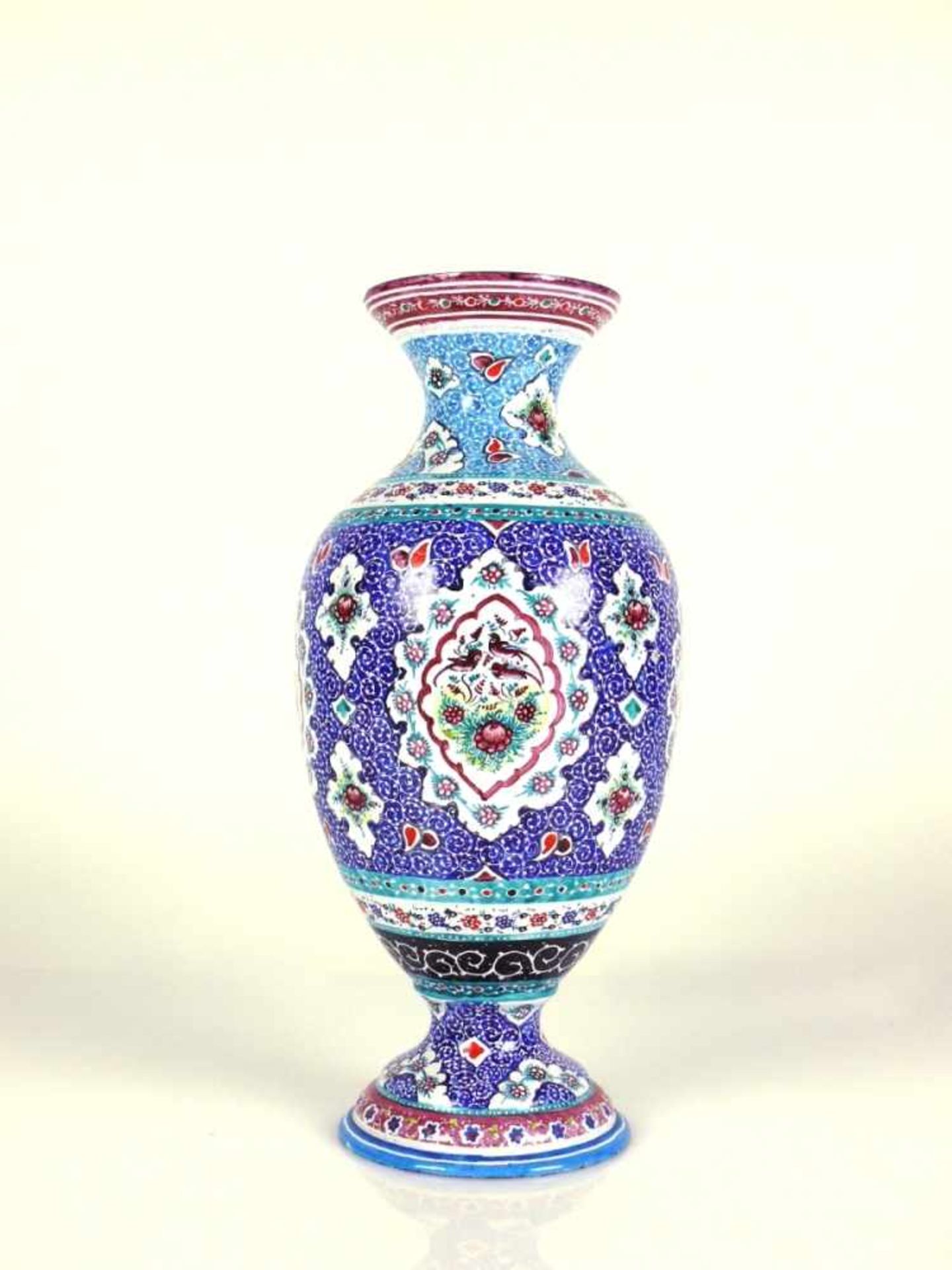 Cloisonné-Vase (19.Jh.) gebauchter Korpus mit eingezogenem Stand und Hals; auf blauem Grund Reserven