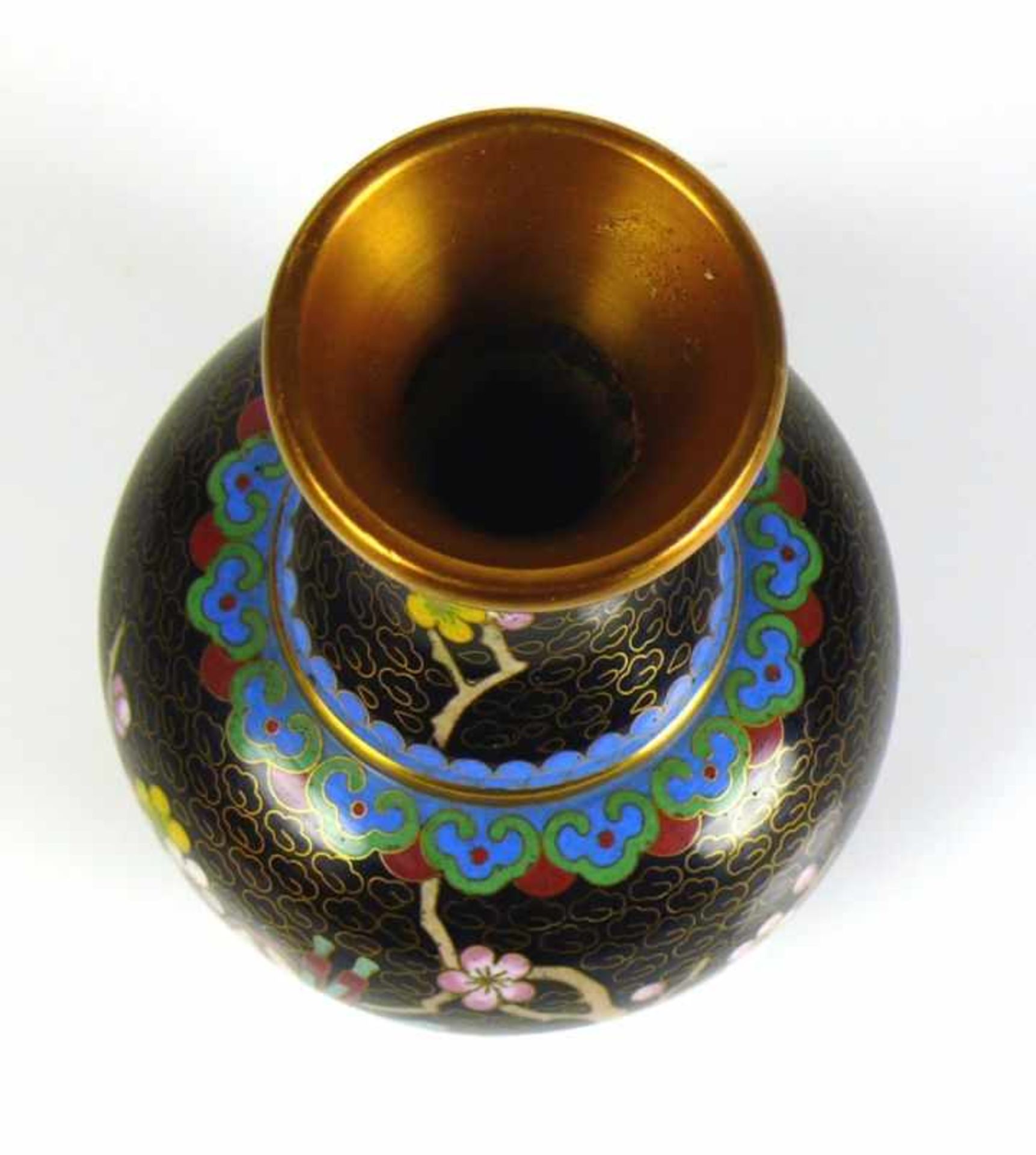 Cloisonné-Vase auf schwarzem Grund Floraldekor; gebauchter Korpus; taillierter Hals; H: 15 cm - Image 2 of 2