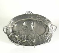 Jugendstil-Schale (um 1900) ovale Form mit seitlichen Asthenkeln; im Spiegel junge Frauendarstellung