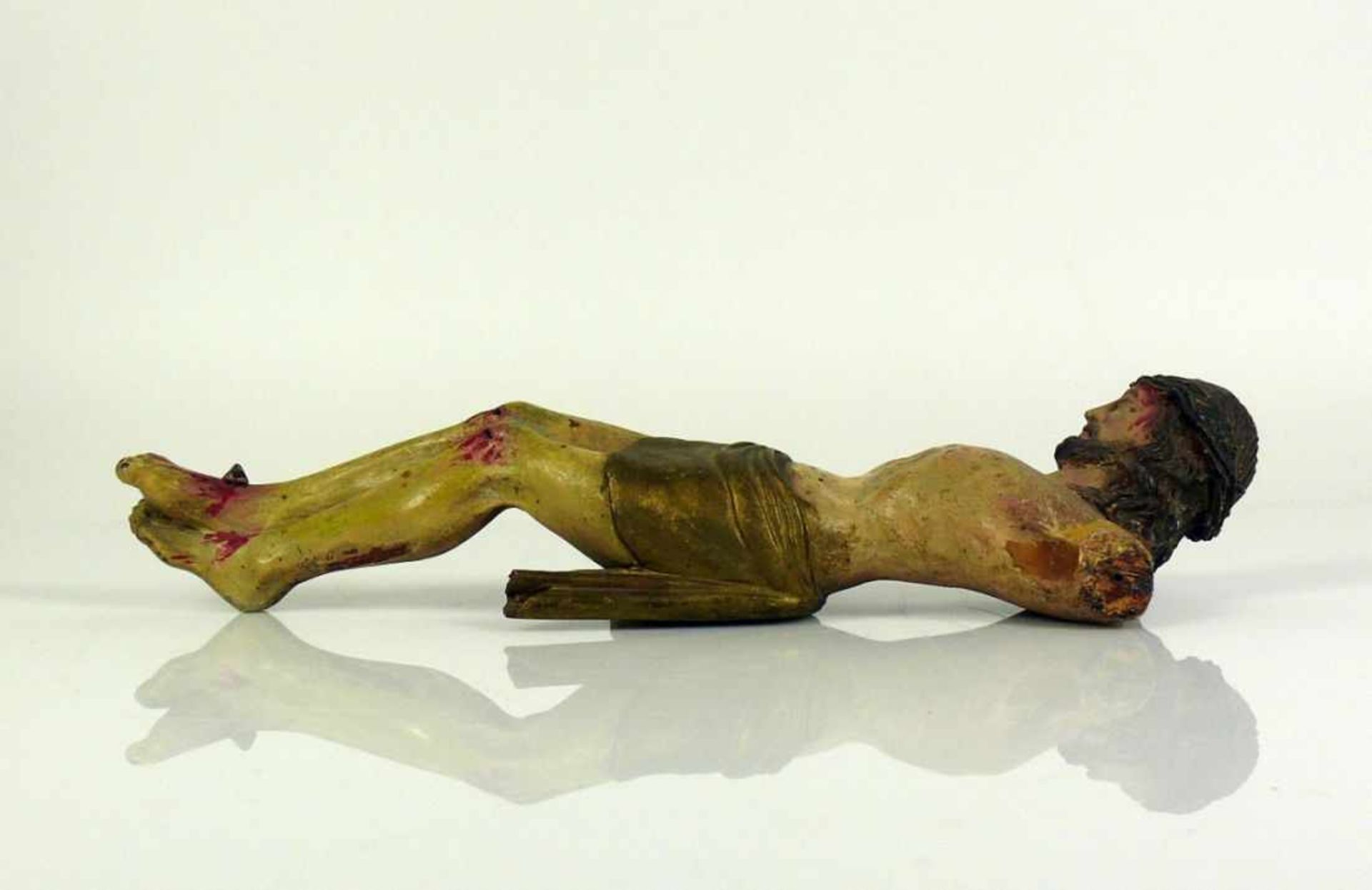 Christuskorpus (19.Jh.) Holz geschnitzt und tlw. farbig gefasst; Arme fehlen; H: ca. 35 cm - Bild 4 aus 4