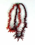 2 Halsketten korallenfarbig, rot/orange; L: 40 bzw. 50 cm