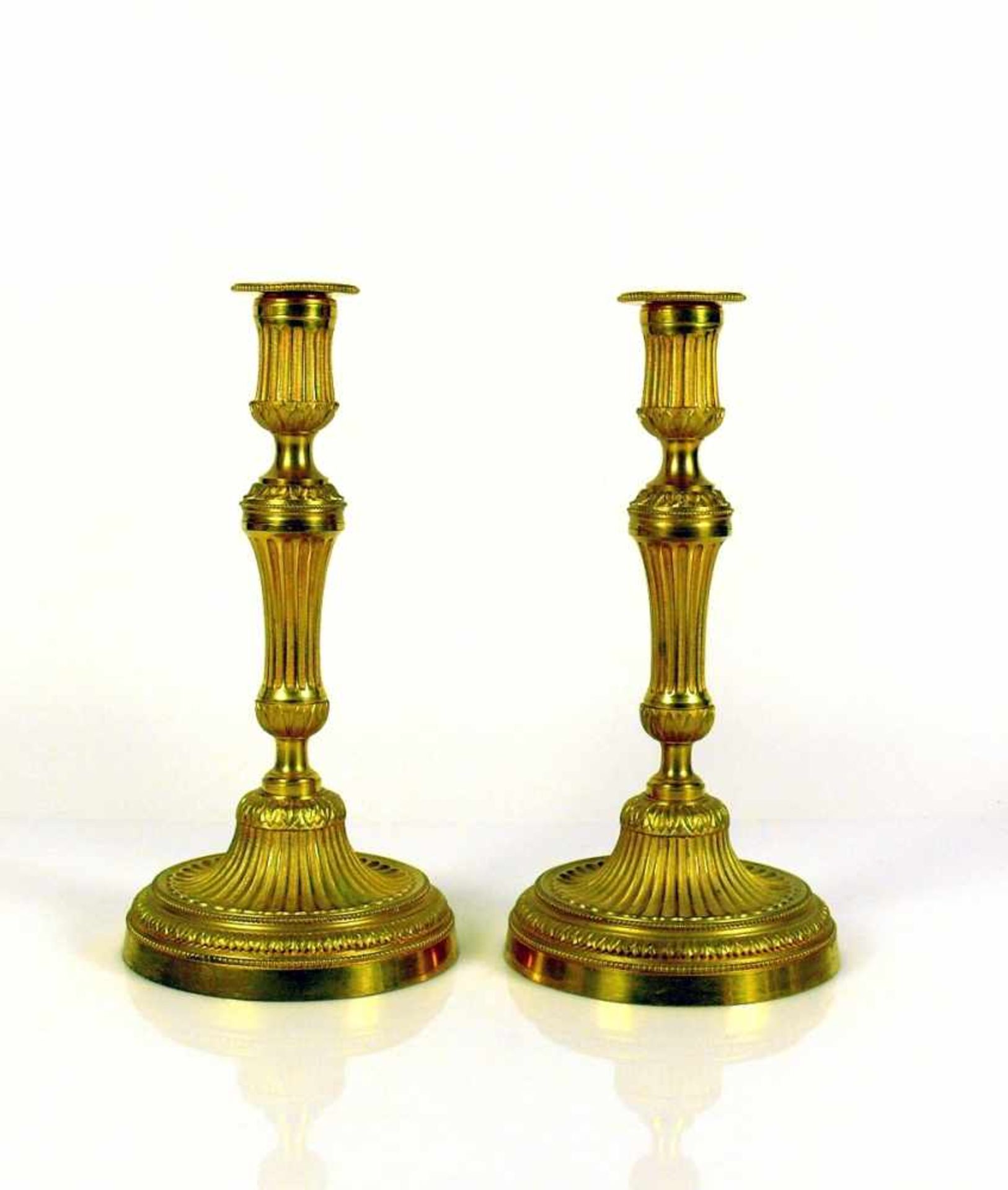 Paar Kerzenleuchter (Frankreich, Ende 18.Jh.) Bronze, original feuervergoldet; auf rundem Stand
