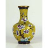 Cloisonné-Vase auf gelbem Grund Kirschblütendekor; H: 21 cm