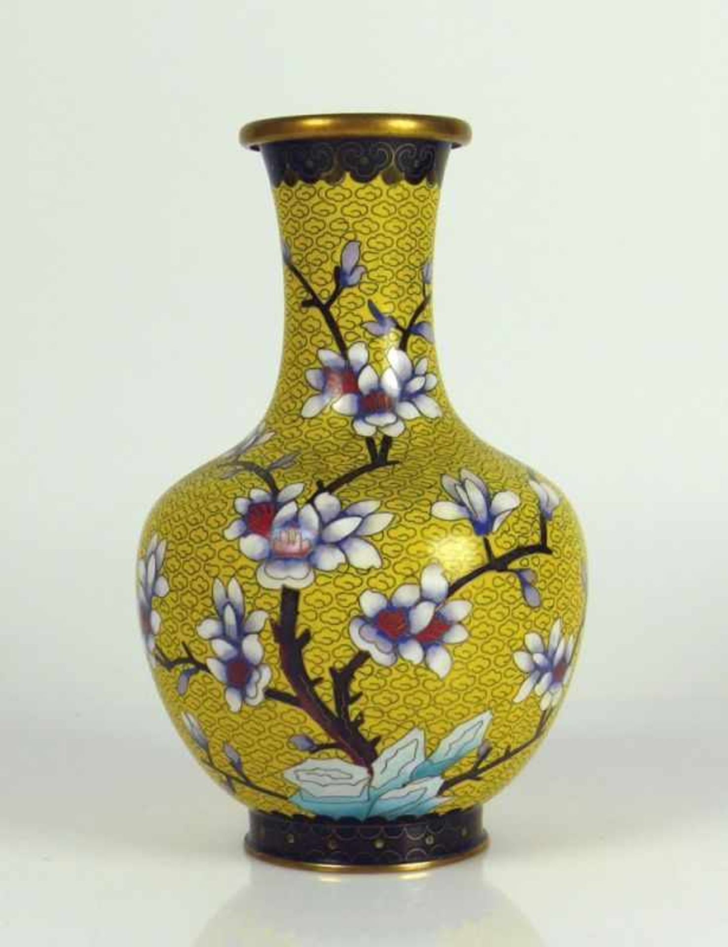 Cloisonné-Vase auf gelbem Grund Kirschblütendekor; H: 21 cm