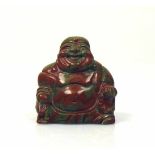 Kleiner sitzender Buddha (China) oliv-roter Stein, Achat?; H: ca. 5,8 cm