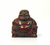 Kleiner sitzender Buddha (China) oliv-roter Stein, Achat?; H: ca. 5,8 cm