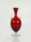 Henkelvase (Murano, 2.H.20.Jh.) rubinrotes Glas mit seitlich farblosen, geschwungenen Henkel; H: