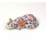 Liegende Katze (China) Keramik; mit blau/rotem Blattdekor; Bodenunterseite mit roter 6-Zeichen-