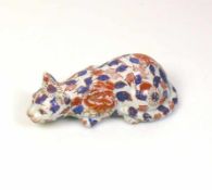 Liegende Katze (China) Keramik; mit blau/rotem Blattdekor; Bodenunterseite mit roter 6-Zeichen-