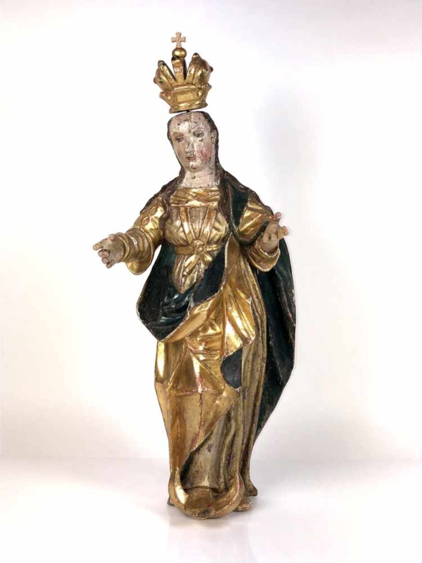 Madonna (18.Jh.) auf Mondsichel stehend; bekrönt; Holz vollrund geschnitzt; farbig gefasst und
