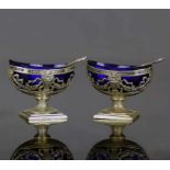 Paar Gewürzschalen (Deutsch, um 1900) Silber 800; jeweils mit blauem Glaseinsatz und passigem