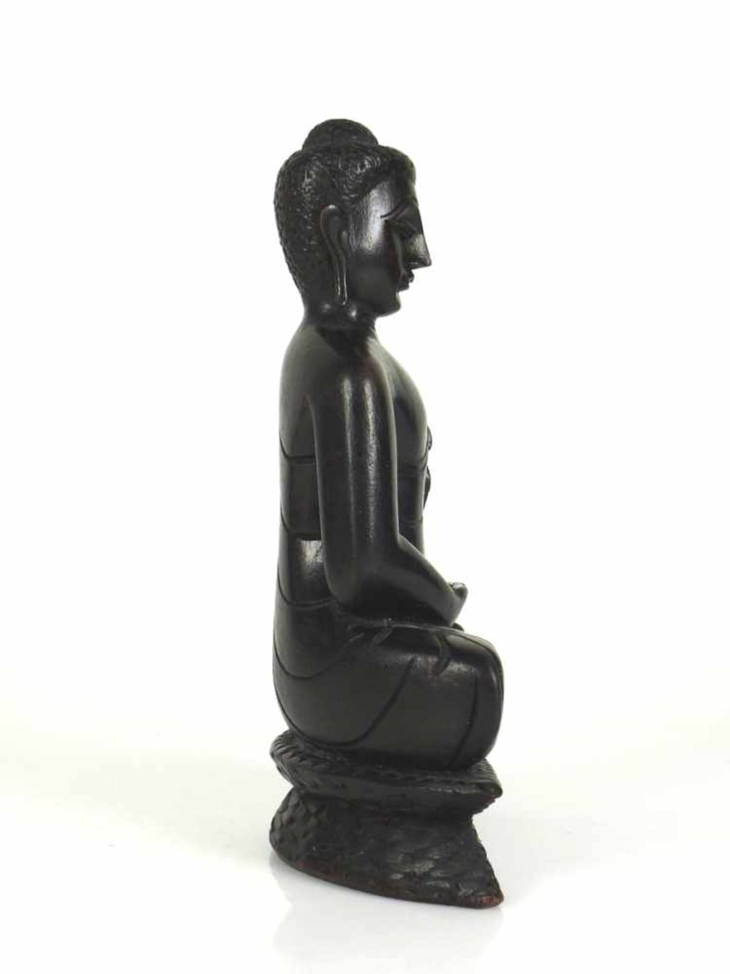 Buddha Holz (dunkel) geschnitzt; auf Sockel sitzend; in der Meditationshaltung; H: 24 cm - Bild 2 aus 6