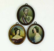 Miniaturist 3 div Miniaturen; 2x Damen-Darstellungen als Halbportrait sowie Herrenportrait reich