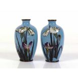 Paar kleine Cloisonné-Vasen (um 1900) auf hellblauem Grund farbiger Blütendekor (1x mit leichtem,