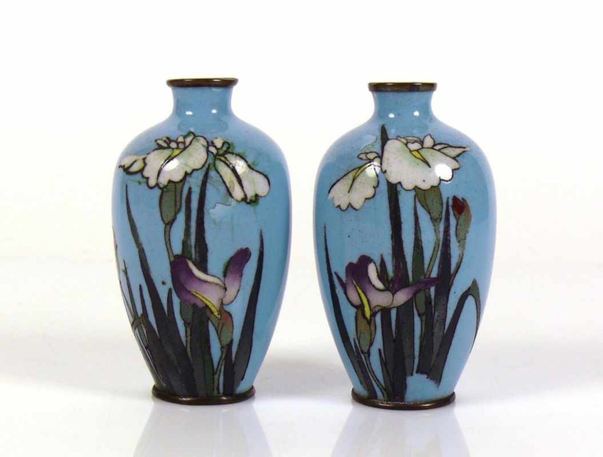 Paar kleine Cloisonné-Vasen (um 1900) auf hellblauem Grund farbiger Blütendekor (1x mit leichtem,