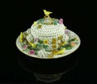 Deckeldose auf Presentoir (Meissen, um 1900) Schneeballdekor mit farbig applizierten Rosen und