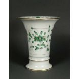 Vase (Meissen, 2.H.20.Jh.) Trompetenform; grüne Blüten mit Golddekor; H: 17 cm; D: 13,5 cm; bl.