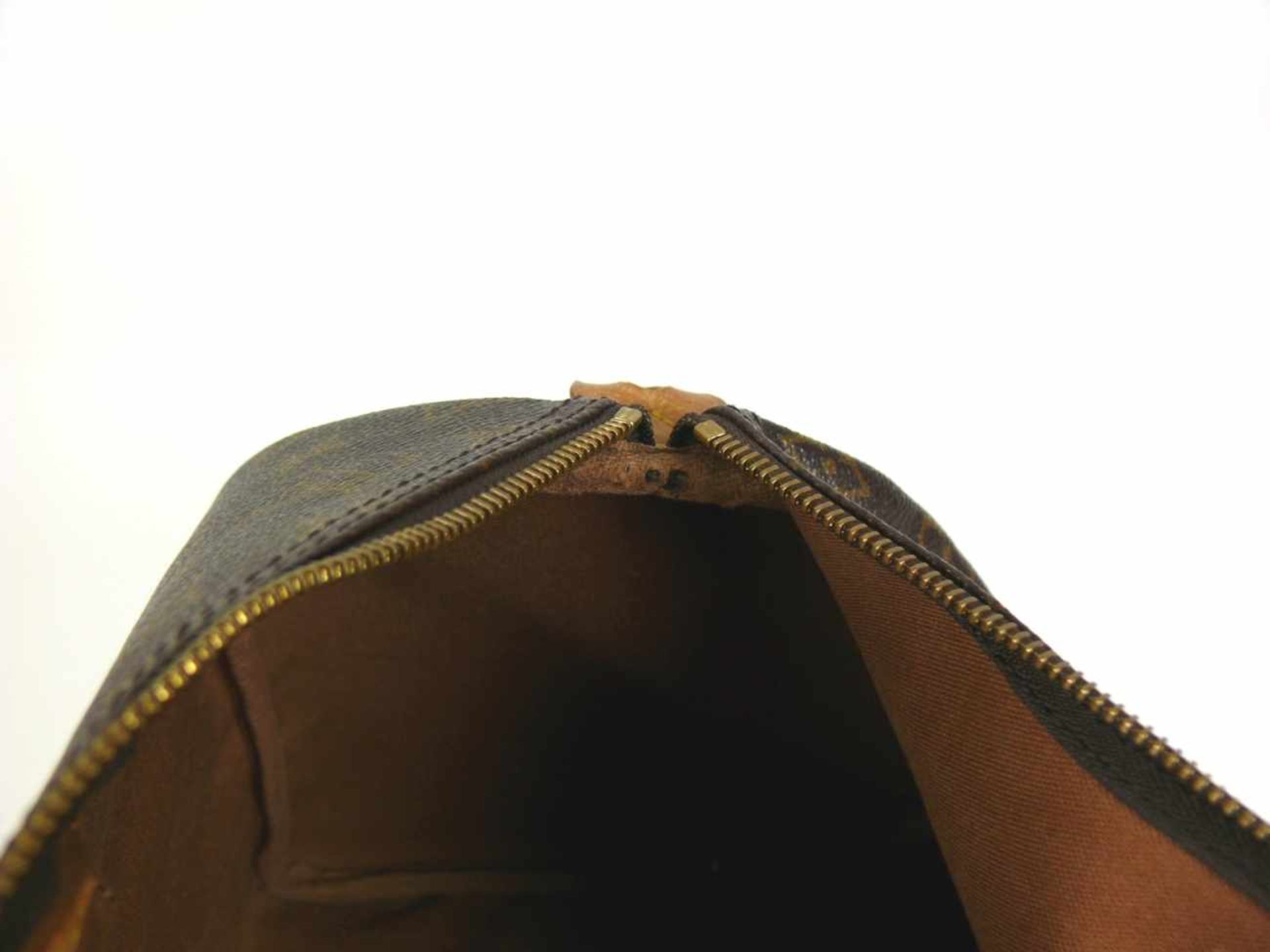 Louis Vuitton-Tasche "Speedy 40"; Monogramm Canvas; schöner und gepflegter Zustand; das Leder hat - Bild 16 aus 18