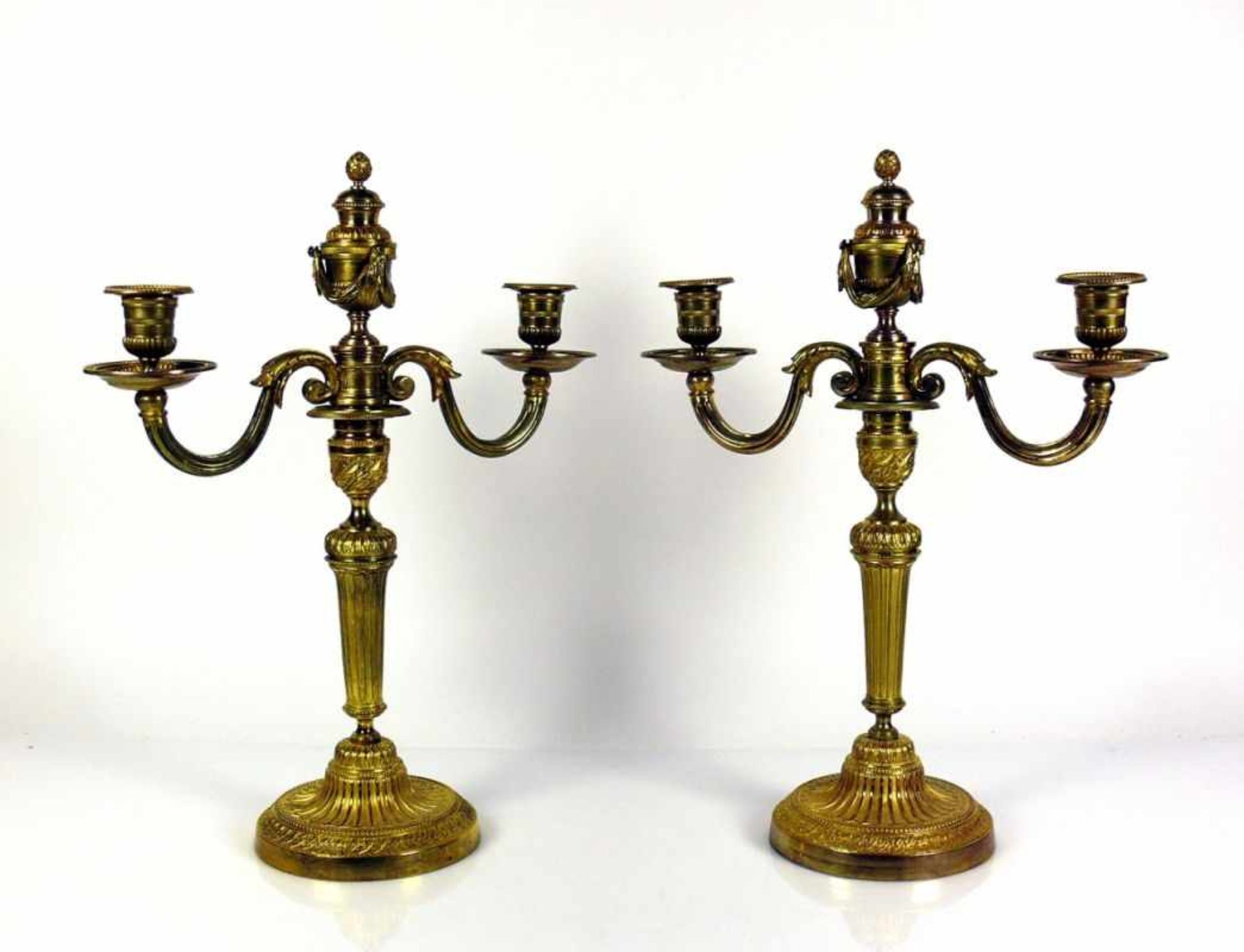 Paar Louis XVI-Kerzenleuchter (Frankreich, 2.H.18.Jh.) Bronze mit originaler Feuervergoldung;