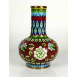 Cloisonné-Vase auf rotem Grund farbiger Blütendekor; Messingränder; H: 20 cm; D: 5 cm