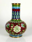 Cloisonné-Vase auf rotem Grund farbiger Blütendekor; Messingränder; H: 20 cm; D: 5 cm