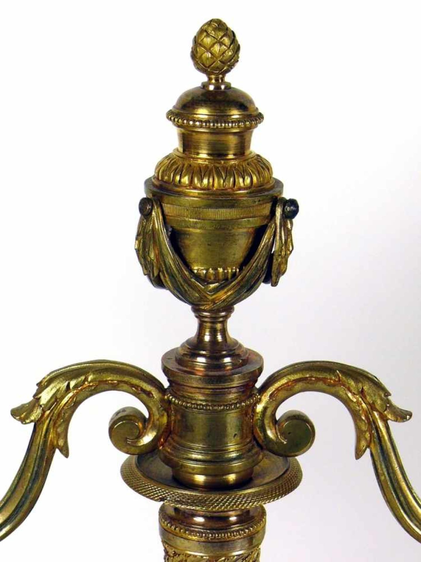 Paar Louis XVI-Kerzenleuchter (Frankreich, 2.H.18.Jh.) Bronze mit originaler Feuervergoldung; - Bild 3 aus 4