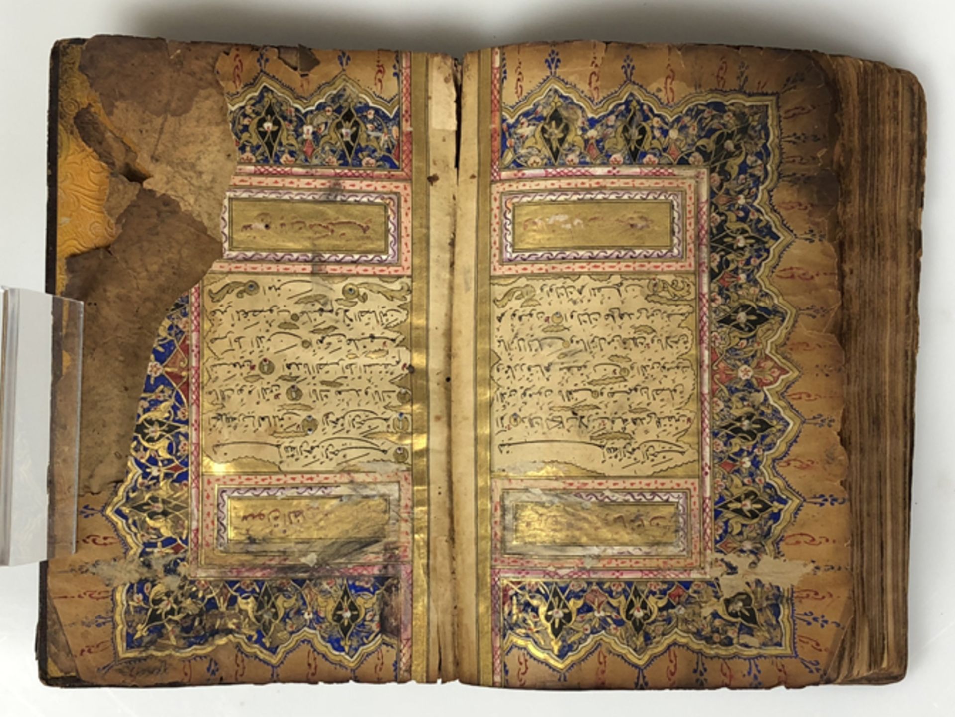 Koran 2 div. handgeschriebene und verzierte Koran-Bücher; 1x in geprägtem, floral gestaltetem - Image 5 of 10