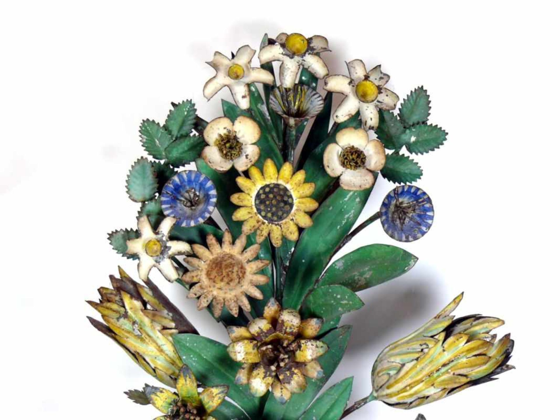 Altarschmuck-Vasen (1.H.19.Jh.) jeweils bemalte Blechblumen und -blattwerk; in bemalten Blechvasen - Bild 4 aus 9