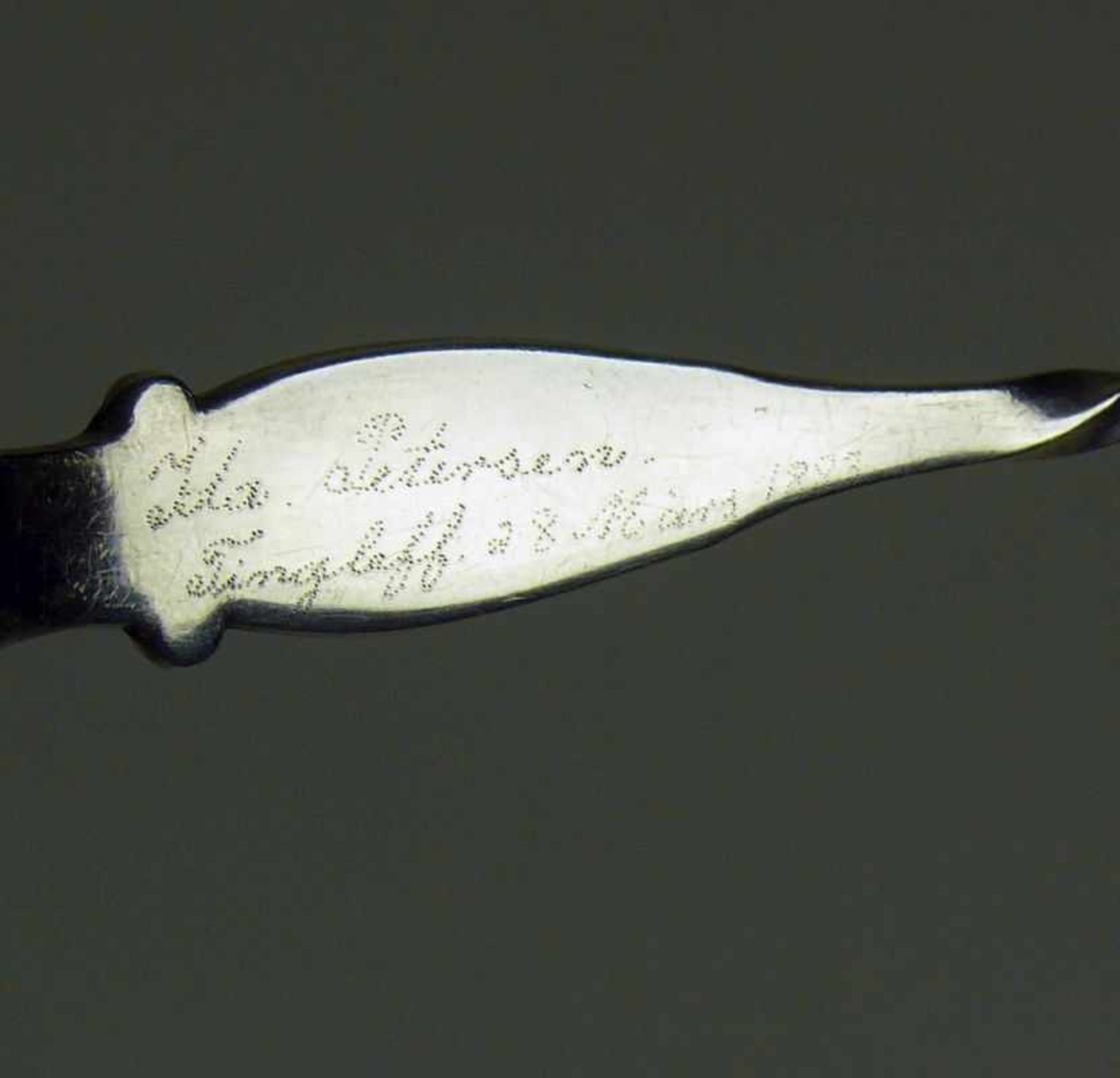 Vorlegelöffel (1883) Silber (geprüft); rückseitig auf Griff feine Ziselur mit Namen und Datum 28. - Bild 2 aus 2
