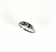 Damenring 18ct WG; 2,34g; besetzt mit 3 Brillanten zus. ca. 0,35ct W-SI; Ringschiene bzw. Fassung