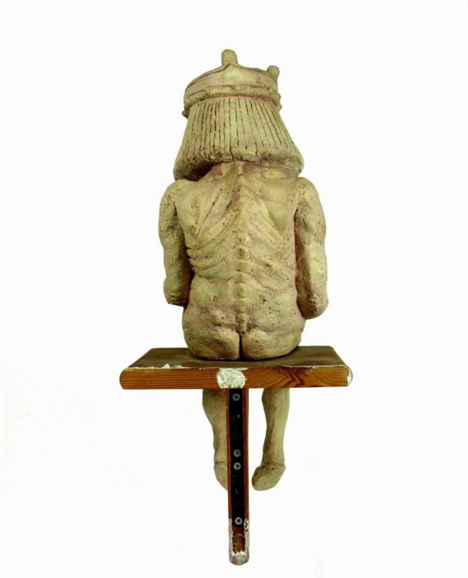 LENK-Figur "König Sigismund" sitzend; auf Holzsockel montiert; leicht beschädigt am Knie und an - Bild 7 aus 9
