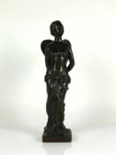 Bronze-Skulptur "Psyche"; als weiblicher, geflügelter Akt; auf quadr. Sockel; dunkel patiniert; H: