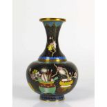 Cloisonné-Vase auf schwarzem Grund Floraldekor; gebauchter Korpus; taillierter Hals; H: 15 cm