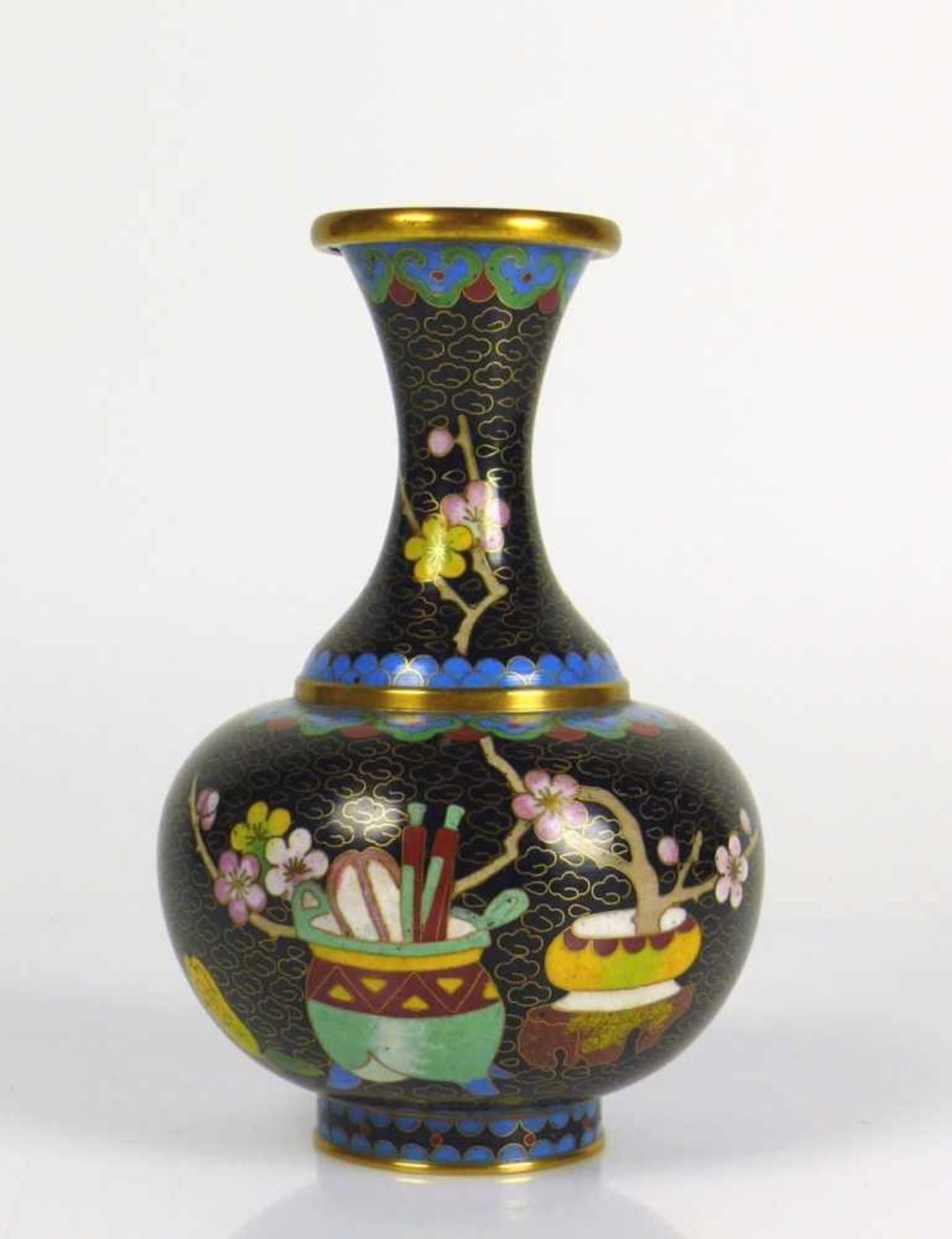 Cloisonné-Vase auf schwarzem Grund Floraldekor; gebauchter Korpus; taillierter Hals; H: 15 cm