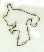 Halskette 14ct GG; Stegform mit 11 kleinen Zuchtperlen (D: je 5 mm); L: ca. 52 cm; Bruttogewicht:
