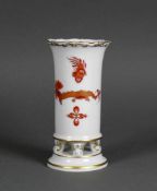 Vase (Meissen, Mitte 20.Jh.) Dekor: Roter Drache; Goldränder; zyl. Korpus auf 4 Blattfüßen und