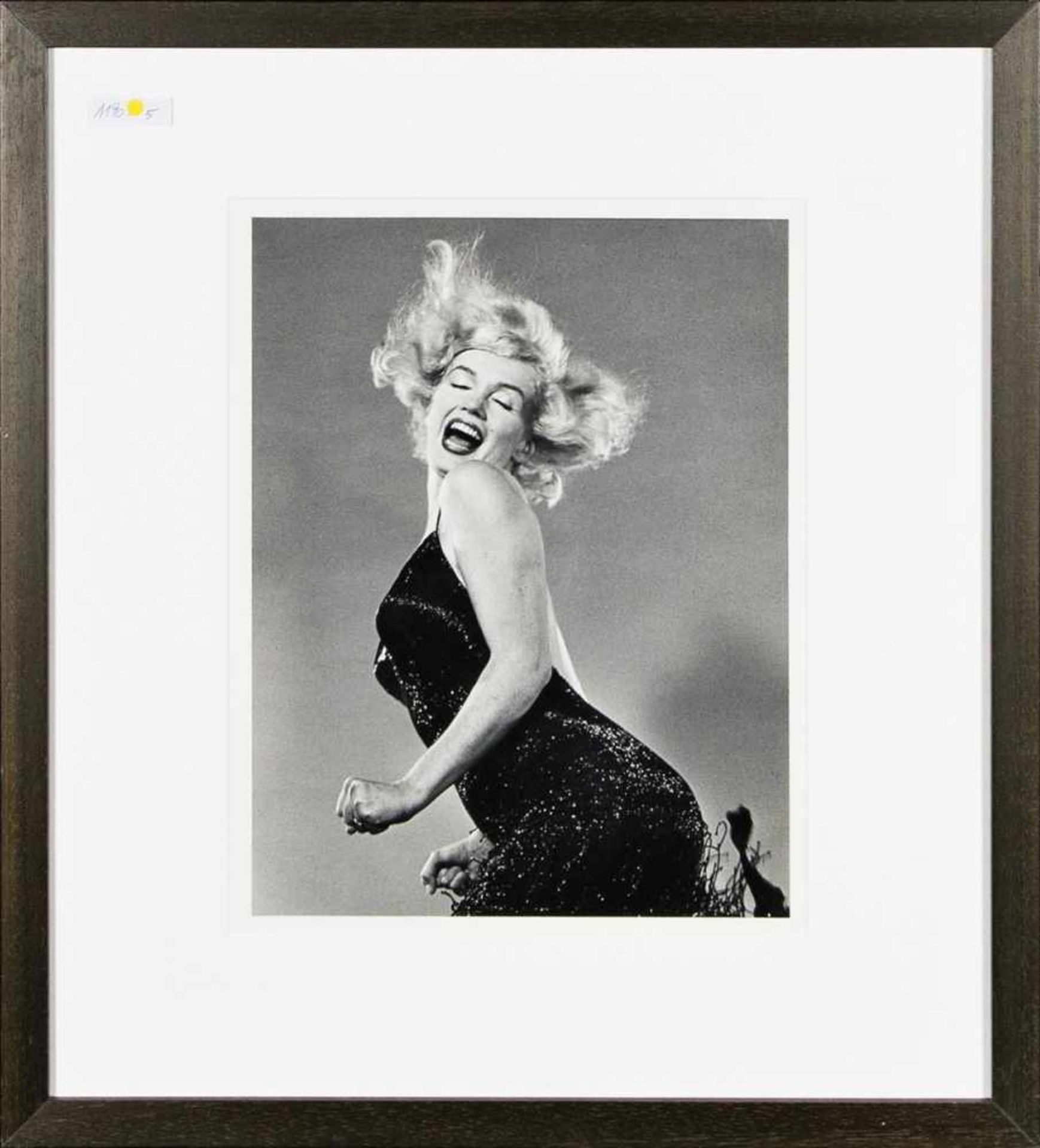 PHILIPP HALSMAN (1905 RIGA - 1979 NEW YORK) MARILYN, JUMPING, 1952/81 Fotografie, Silbergelatine- - Image 2 of 2