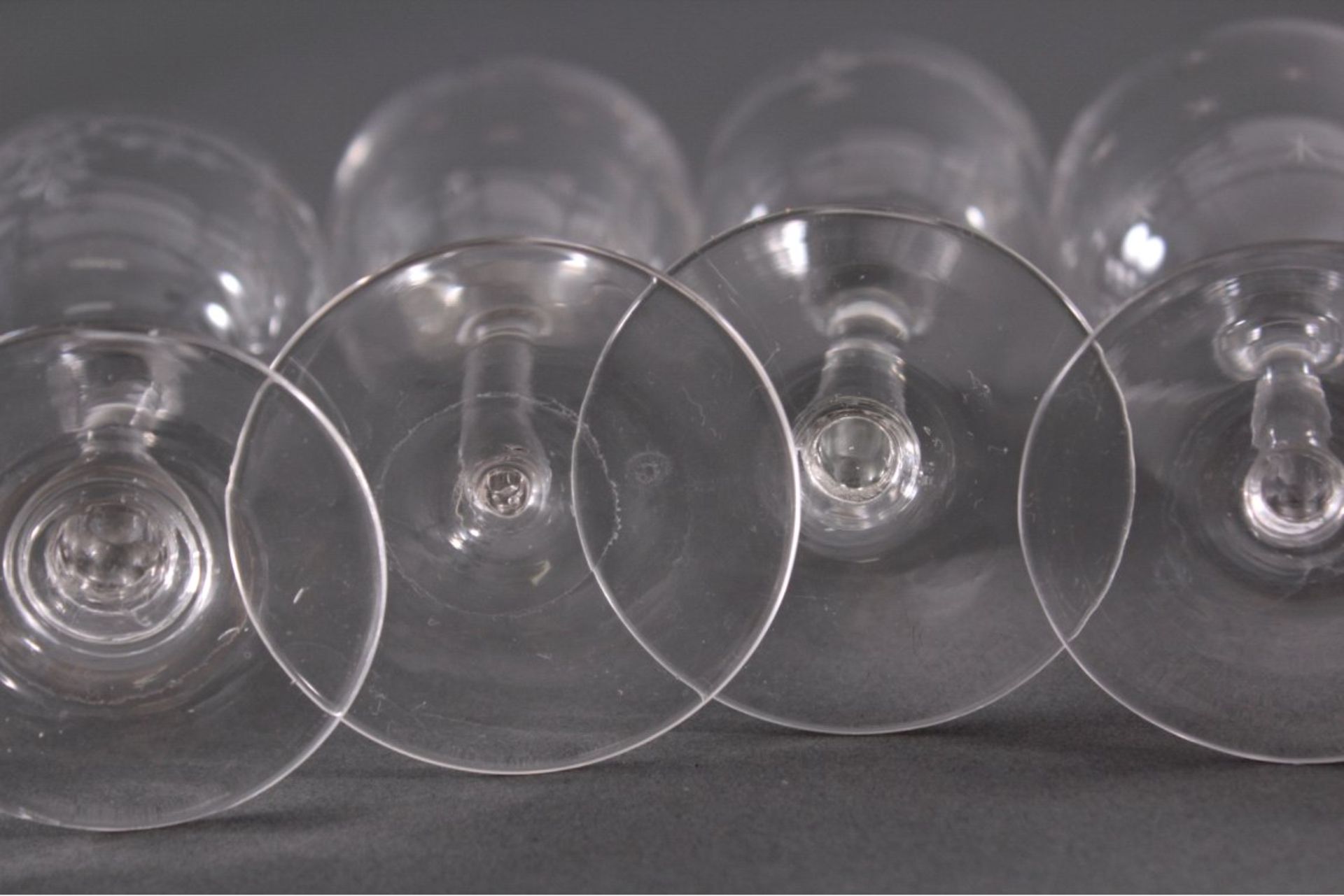 Acht diverse Gläser, 19./20. Jh.Mundgeblasenes Klarglas, teilweise geschliffen, geschnittenund mit - Bild 5 aus 5