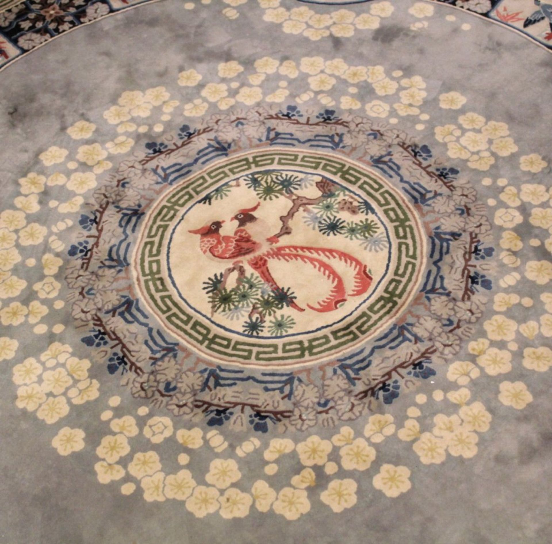 Teppich, ChinaAuf hellgrauem Grund ein rundes Zentralmedaillon mit Phönixund Blumenzweig. Floral - Bild 2 aus 3