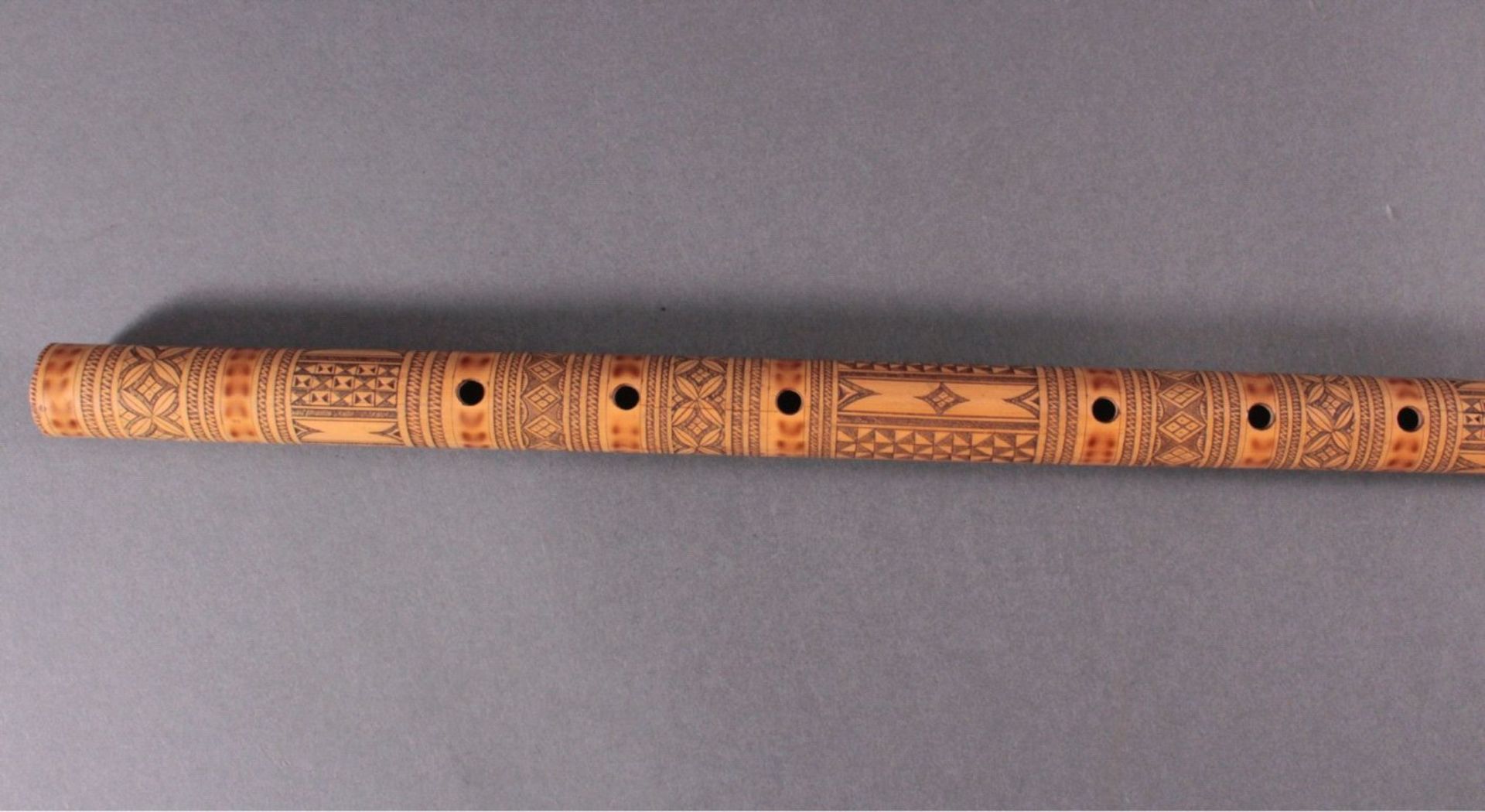 Bambus Flöte um 1900Fein graviert und mit Ornamentik verziert, ca. L- 71 cm.Alters- und - Bild 2 aus 4