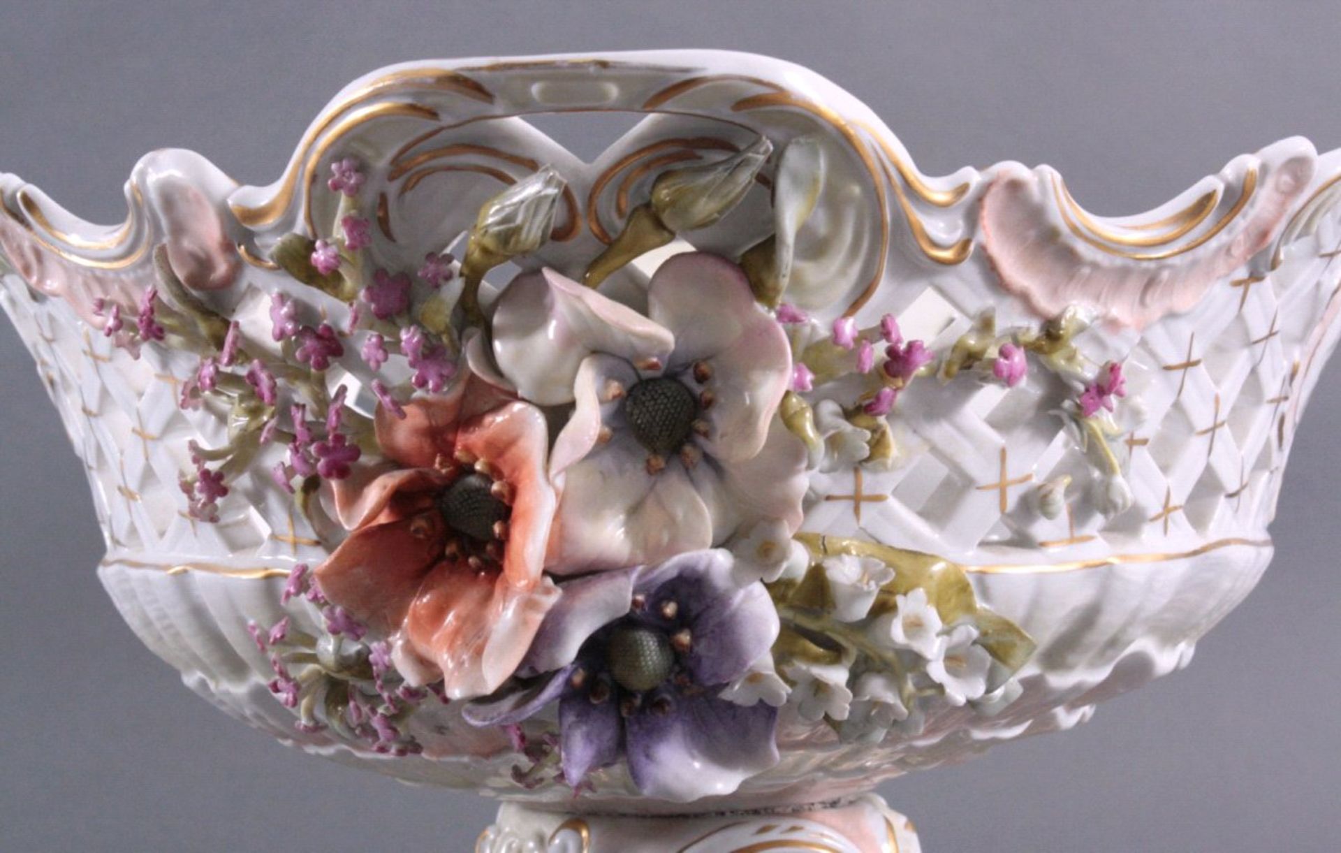 Prunk Schale Sitzendorfer Porzellan, 1870-1890Reichlich dekorierte Prunkschale, durchgehend - Bild 5 aus 13
