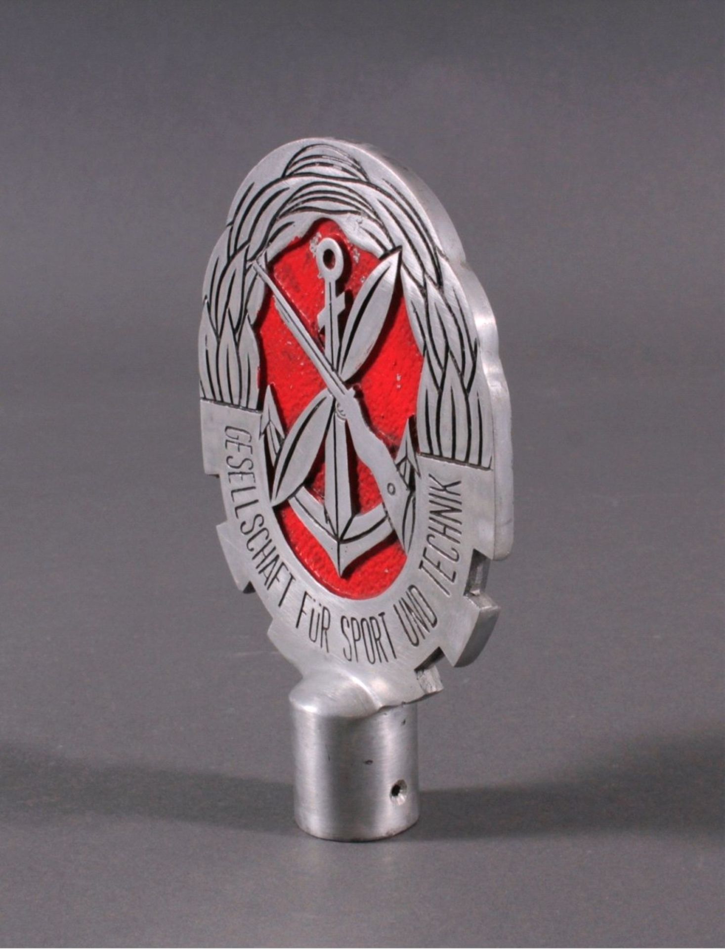 Emblem aus Aluminium, beidseitiges MotivGesellschaft für Sport und Technik, ca. H- 19 cm - Bild 2 aus 3