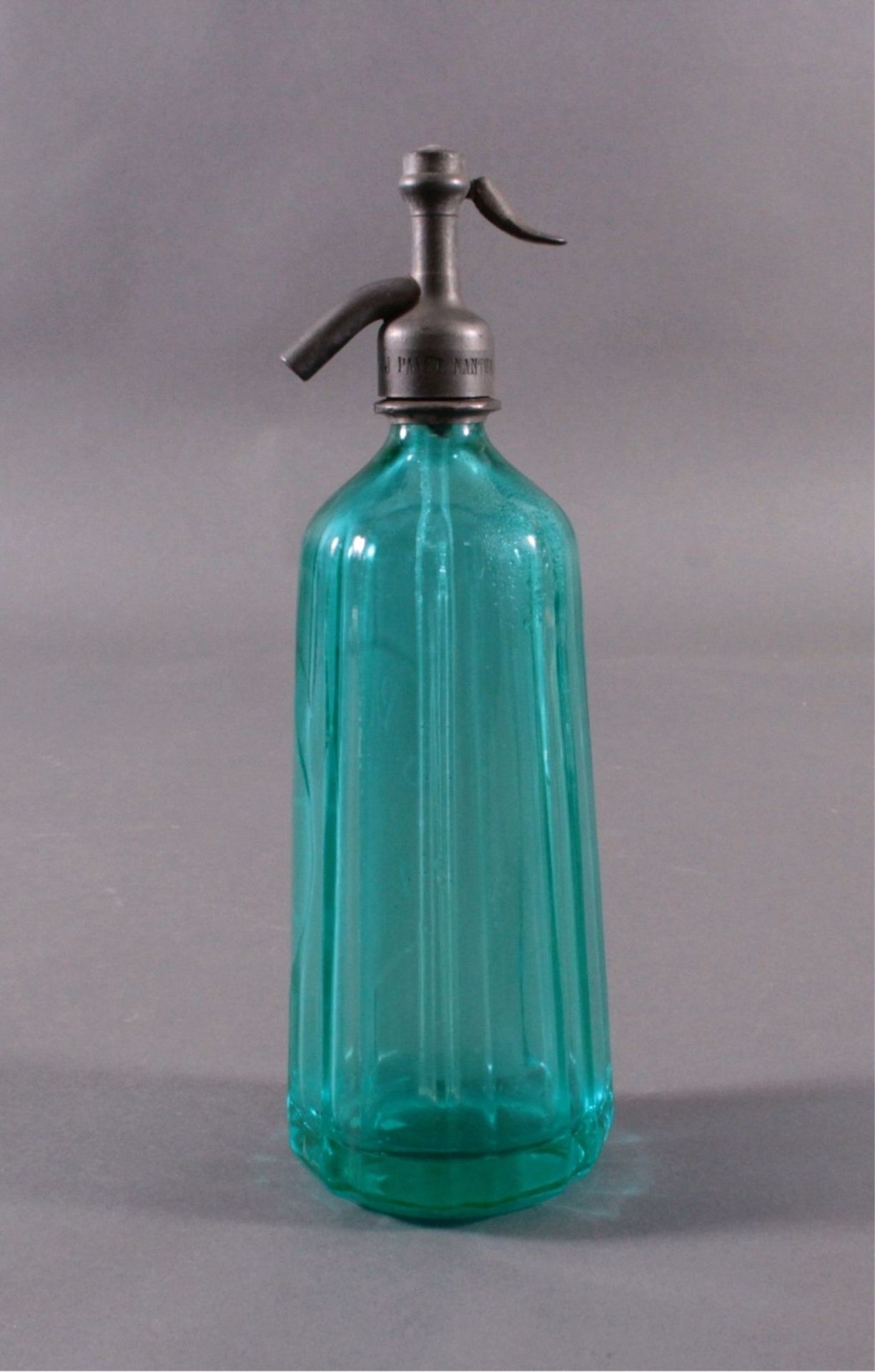 Soda - Flasche aus den 20er/30er JahrenKristall blau, gerippte, konisch nach oben verjüngendeWandung