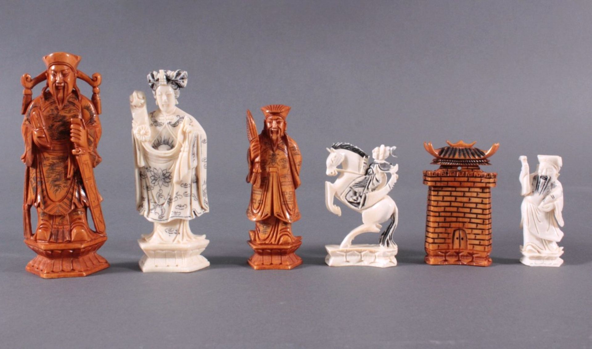 Elfenbein-Schachspiel - China32 Schachfiguren, Elfenbein geschnitzt, partiell brauneingefärbt, in