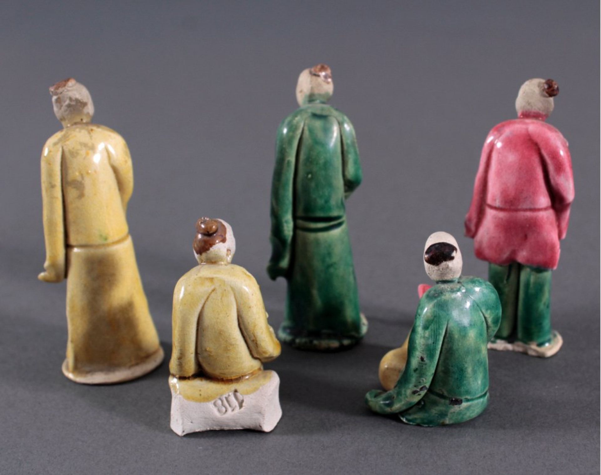 Fünf Keramik-Figuren, "Gelehrter"China, stehende und sitzende Ausformung, in den - Bild 2 aus 6