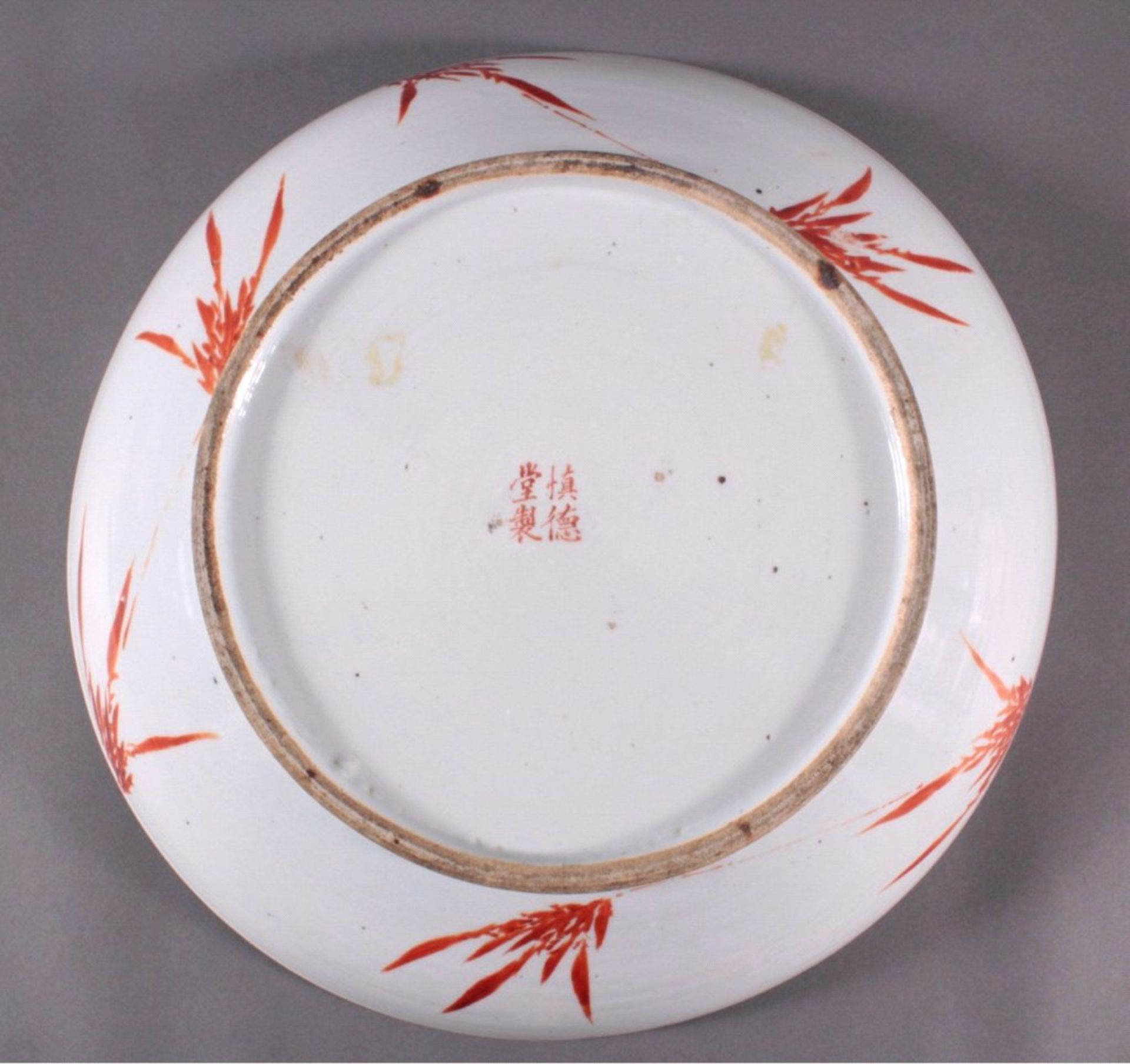 Große Schale, China 20. Jh.Polychrome Bemalung, auf der Unterseite gemarkt, ca. H-10cm, D-46 cm - Bild 5 aus 6