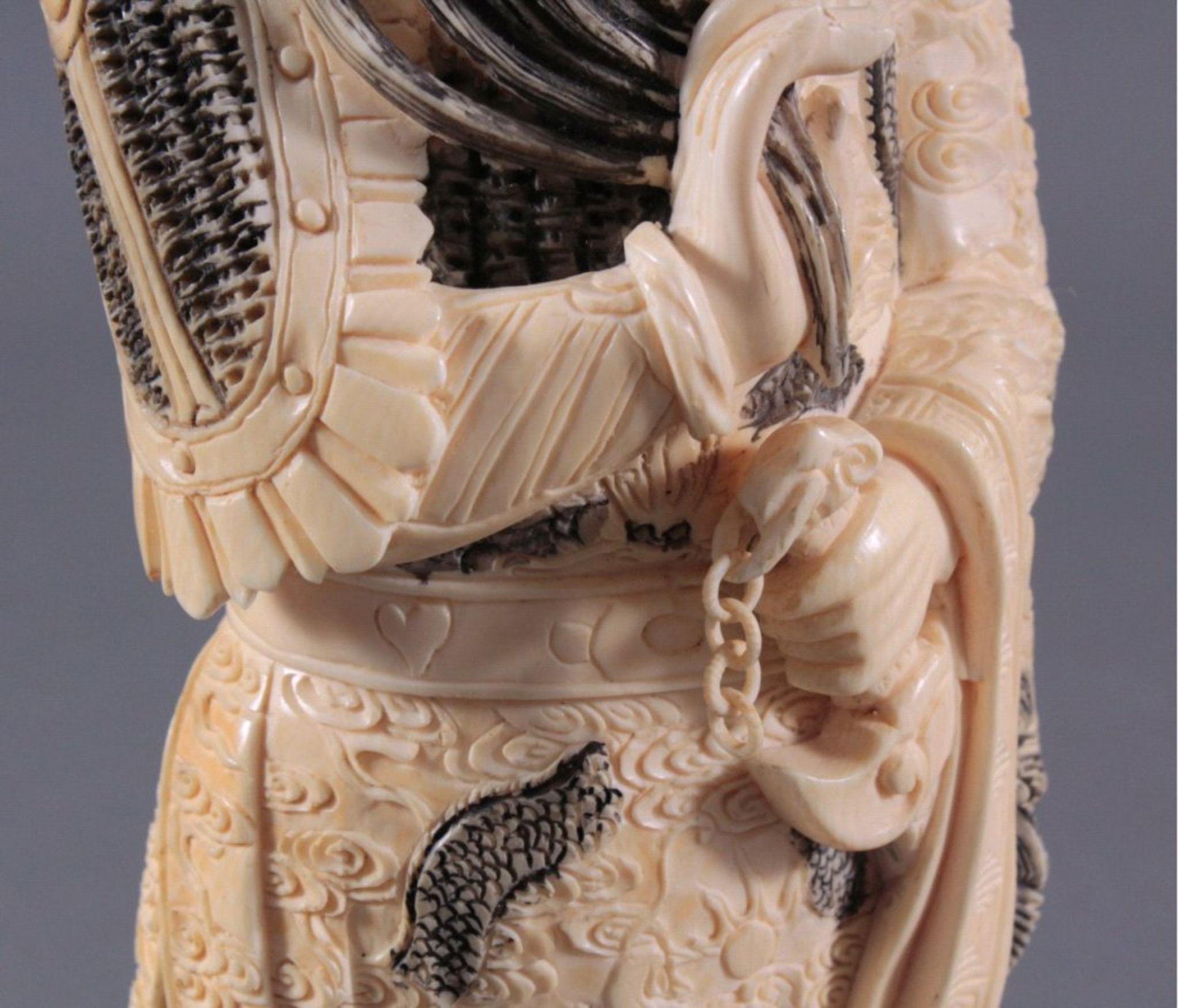 Elfenbeinfigur, 19./20. Jh.Guandi, vollplastisch geschnitzt, schwarz eingefärbt. Seinelinke Hand - Image 6 of 6