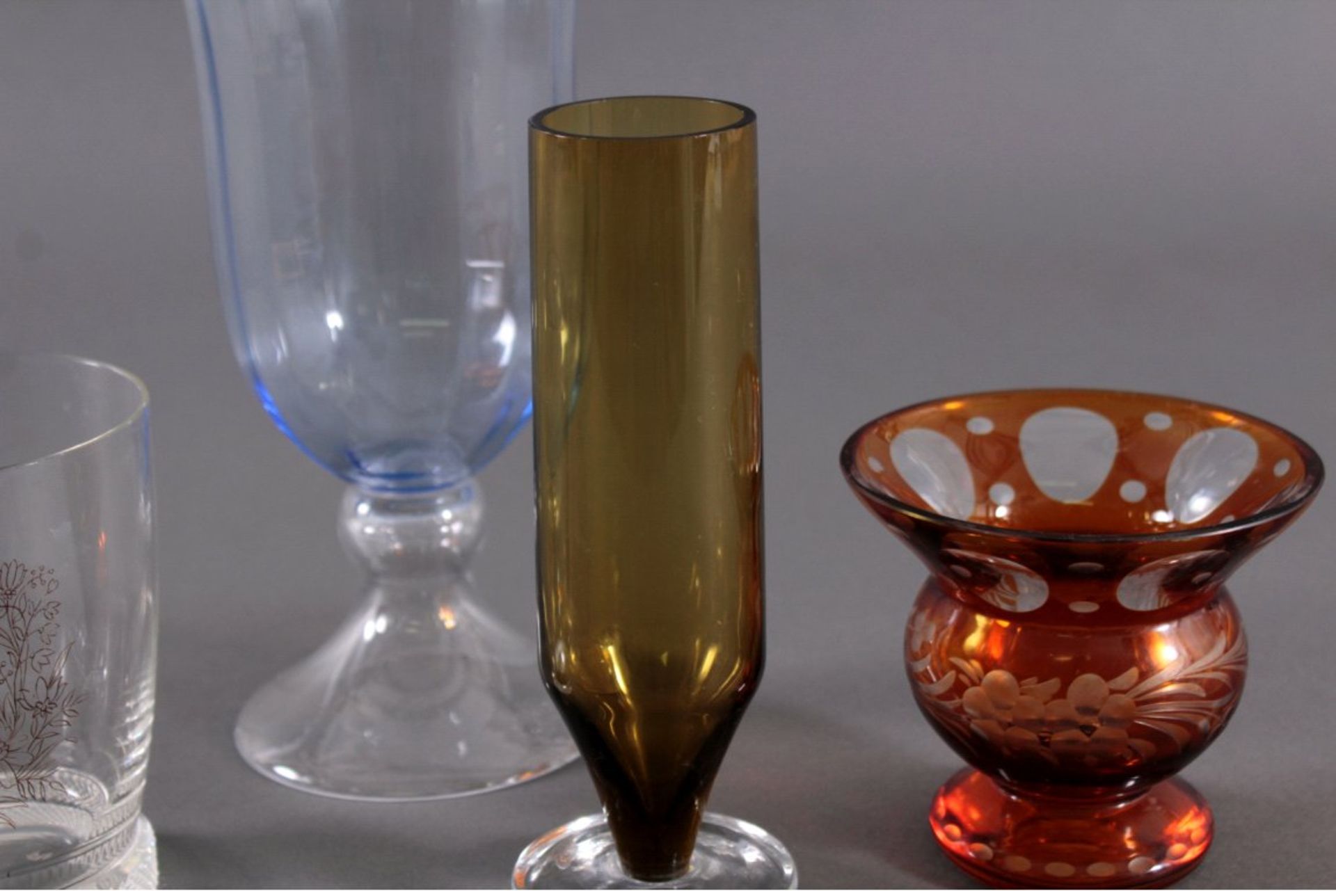 Vier Vasen, Art Déco1x Farbloses Glas hellblau überfangen, Rand mit kleinemChip, Fußrand 3x - Bild 3 aus 5