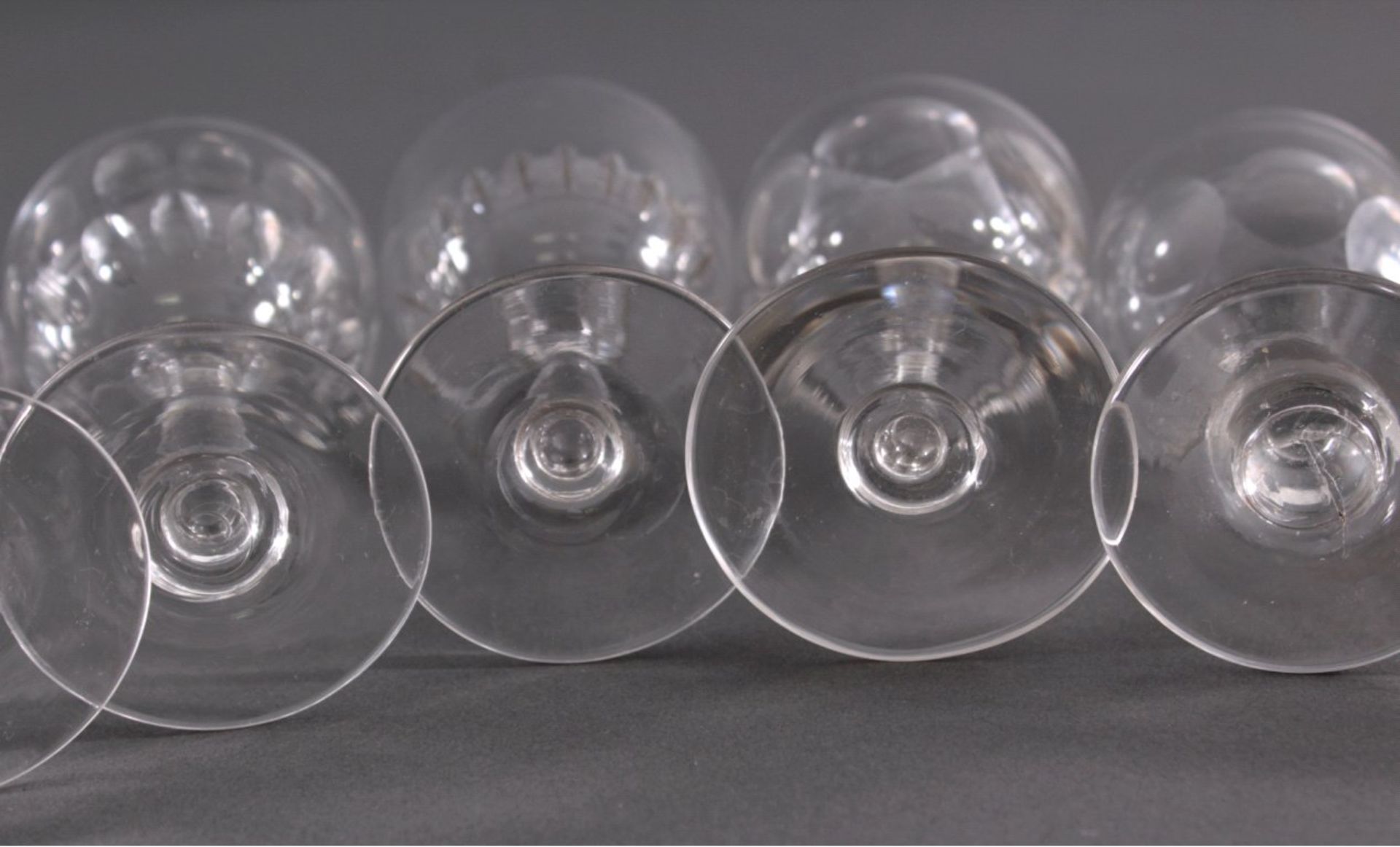 Acht diverse Gläser, 19./20. Jh.Mundgeblasenes Klarglas, Scheibenfuß, im unteren Teilfacettiert, - Bild 5 aus 5