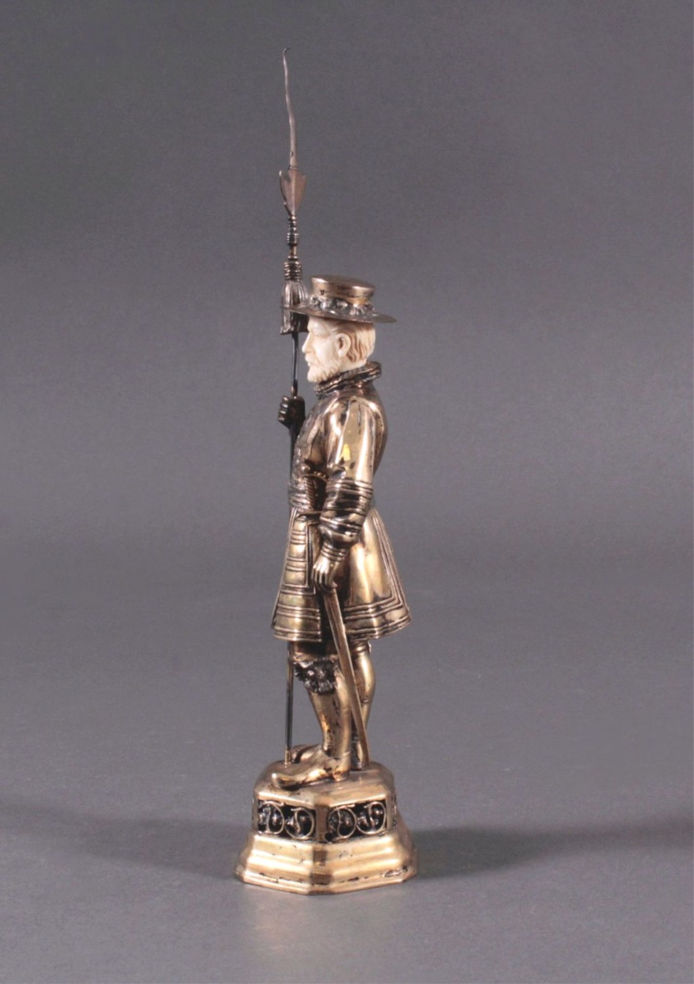 Historismus-Silber-Elfenbein-Figur925er, teilvergoldet/Elfenbein, um 1900 auf durchbrochenem, - Image 2 of 6